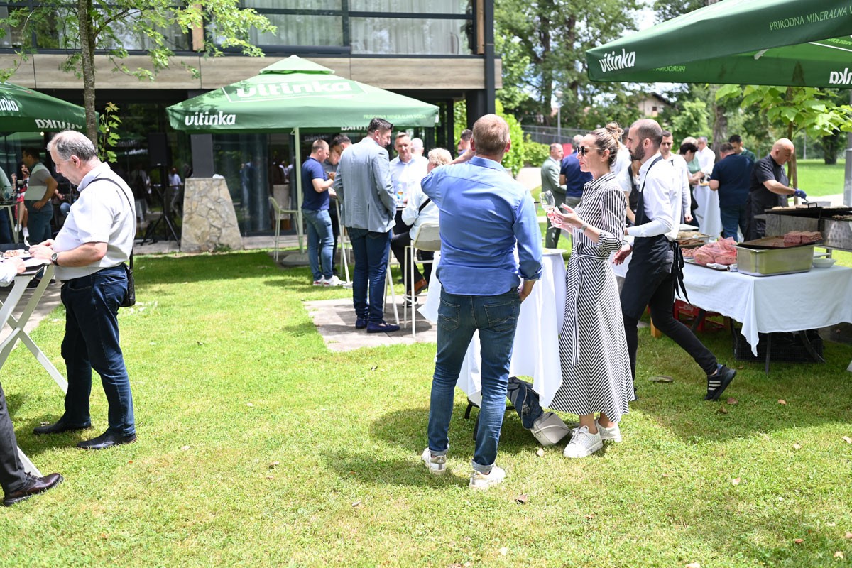 Otvorena ljetna bašta restorana "Stara Ada" u Banjaluci (VIDEO)