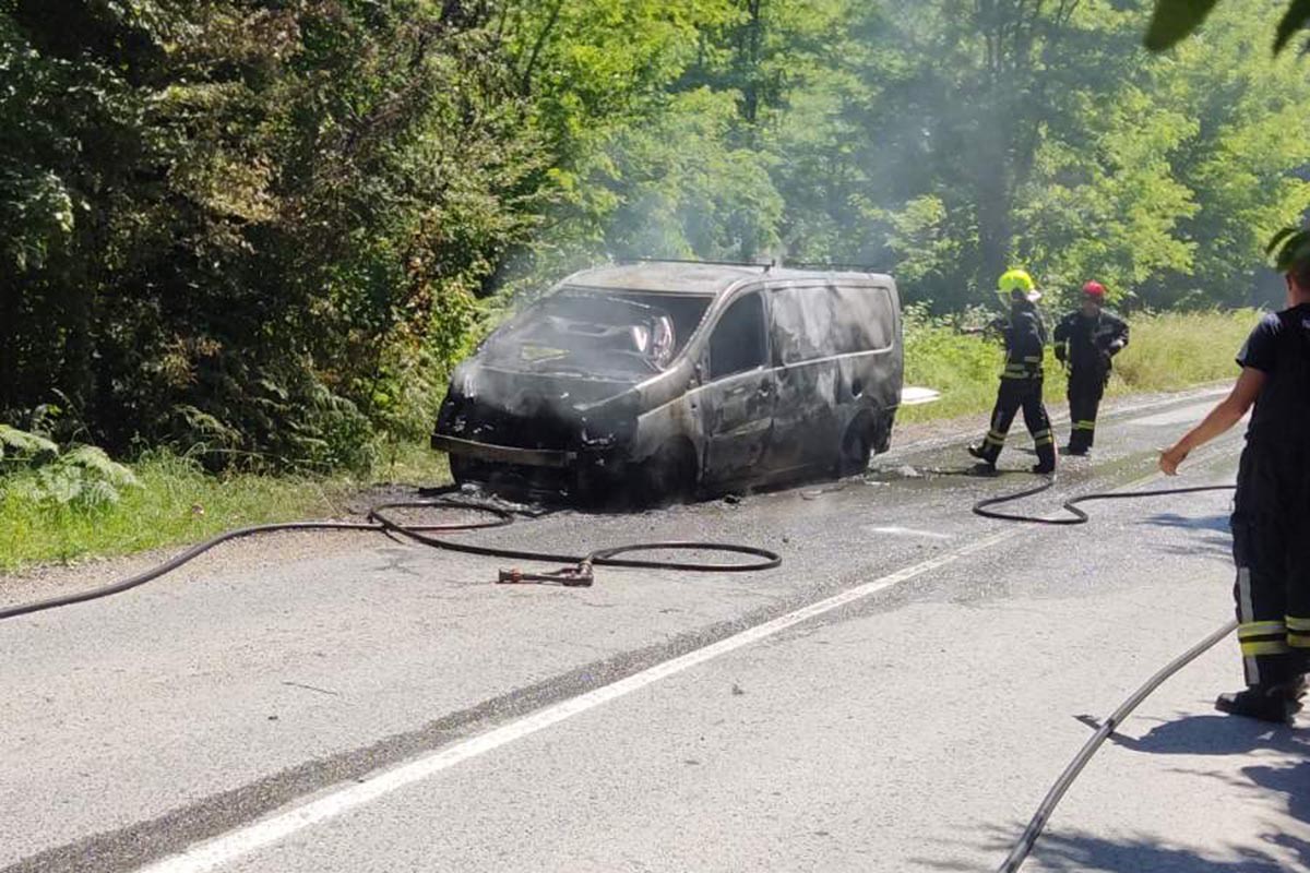 Kombi izgorio u Karanovcu