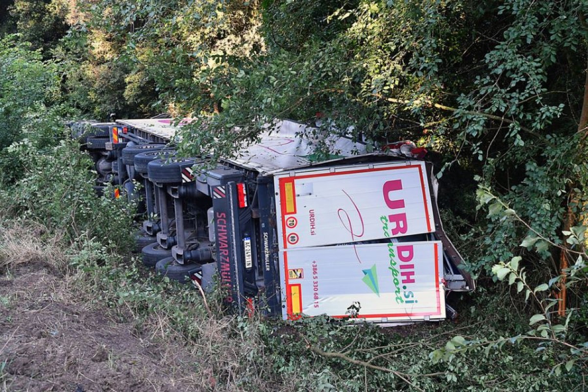 Vozač iz BiH sletio s puta, kamion završio u jarku