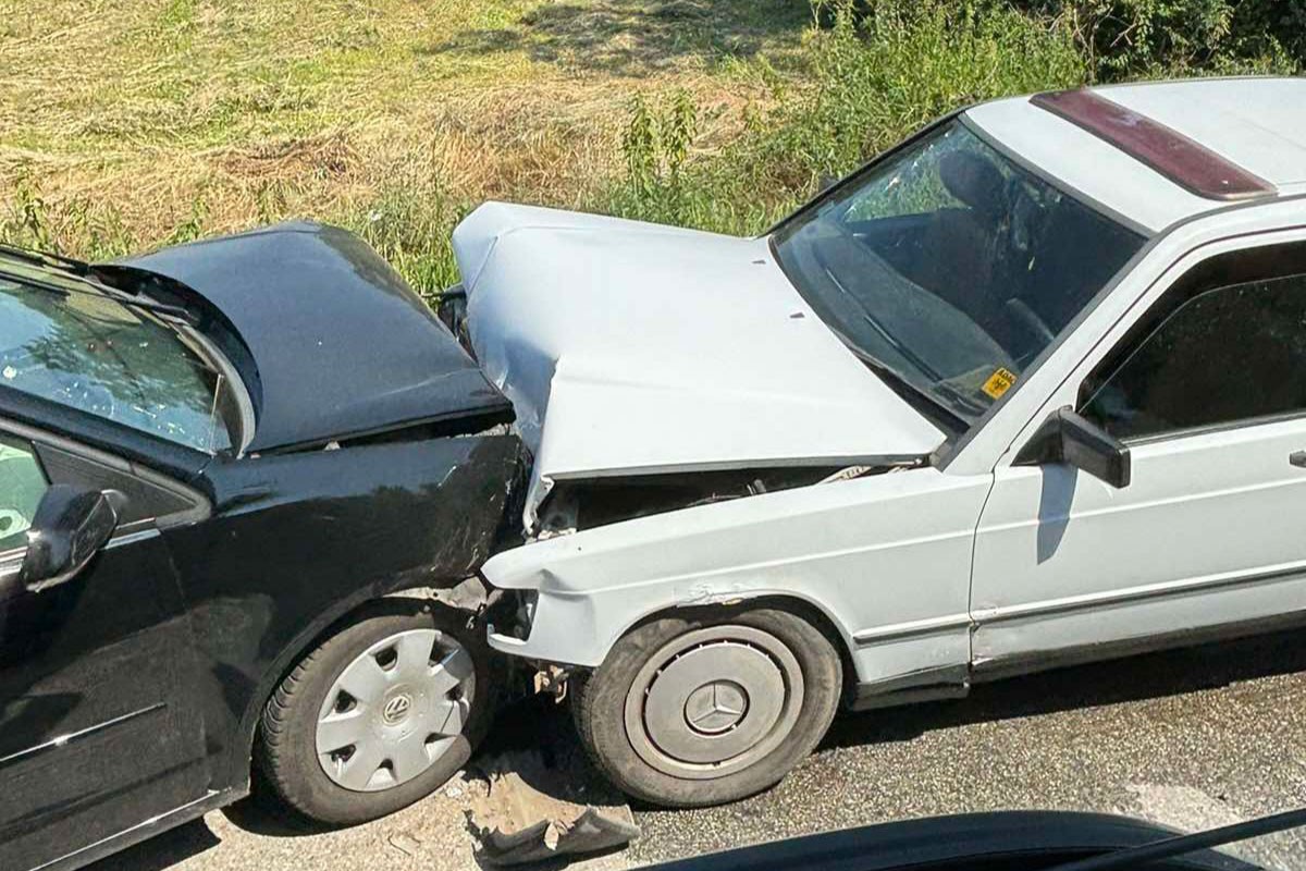 Jak sudar šlepera i dva auta: Troje prevezeno u Urgentni centar (FOTO)