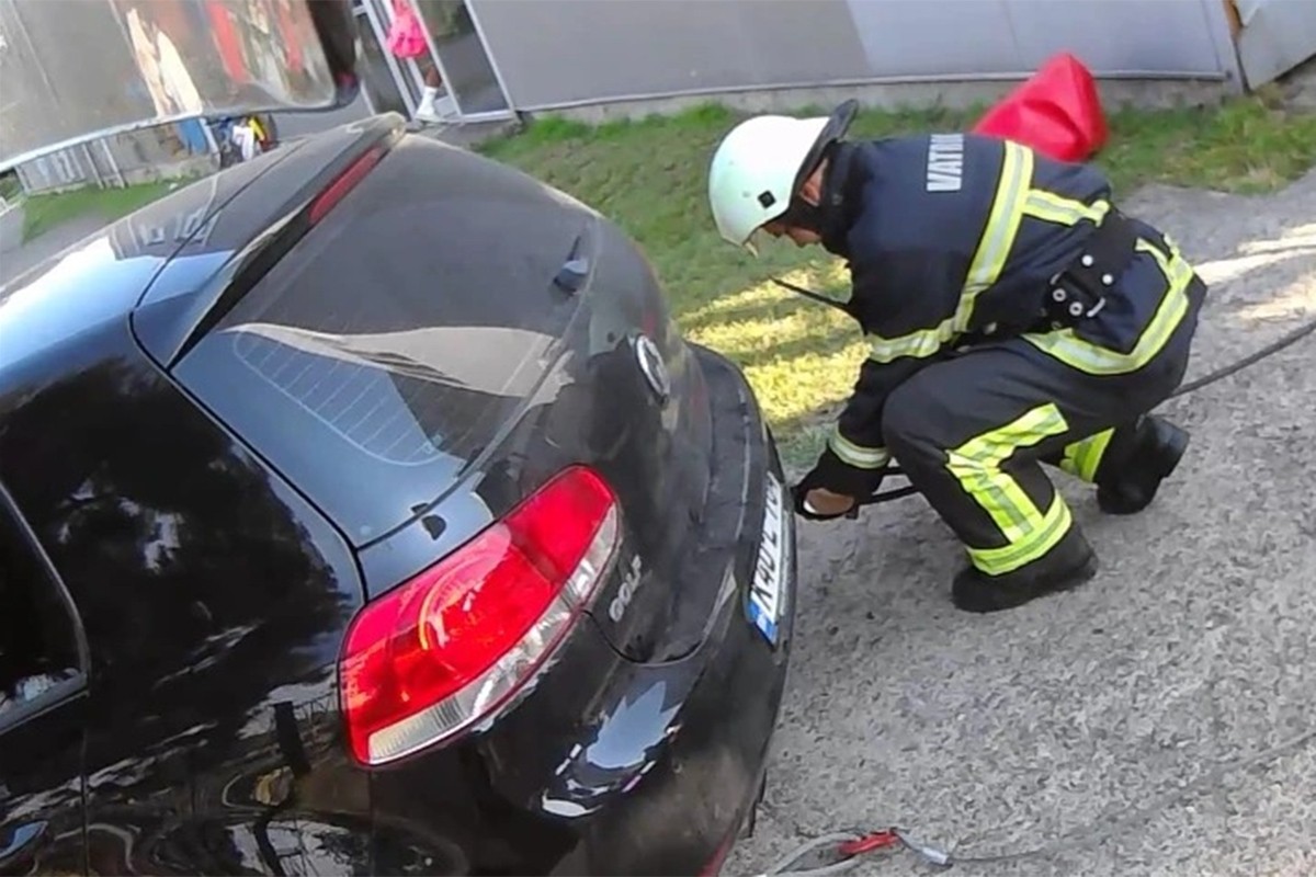 Golf sletio s parkinga, intervenisali vatrogasci (FOTO)