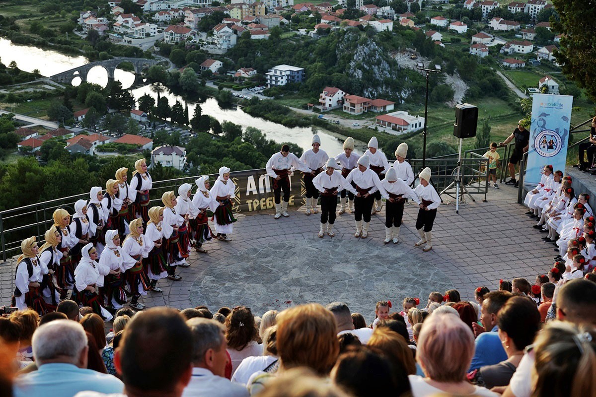 GKUD "Alat" poklonio koncert svom milom Trebinju (VIDEO)