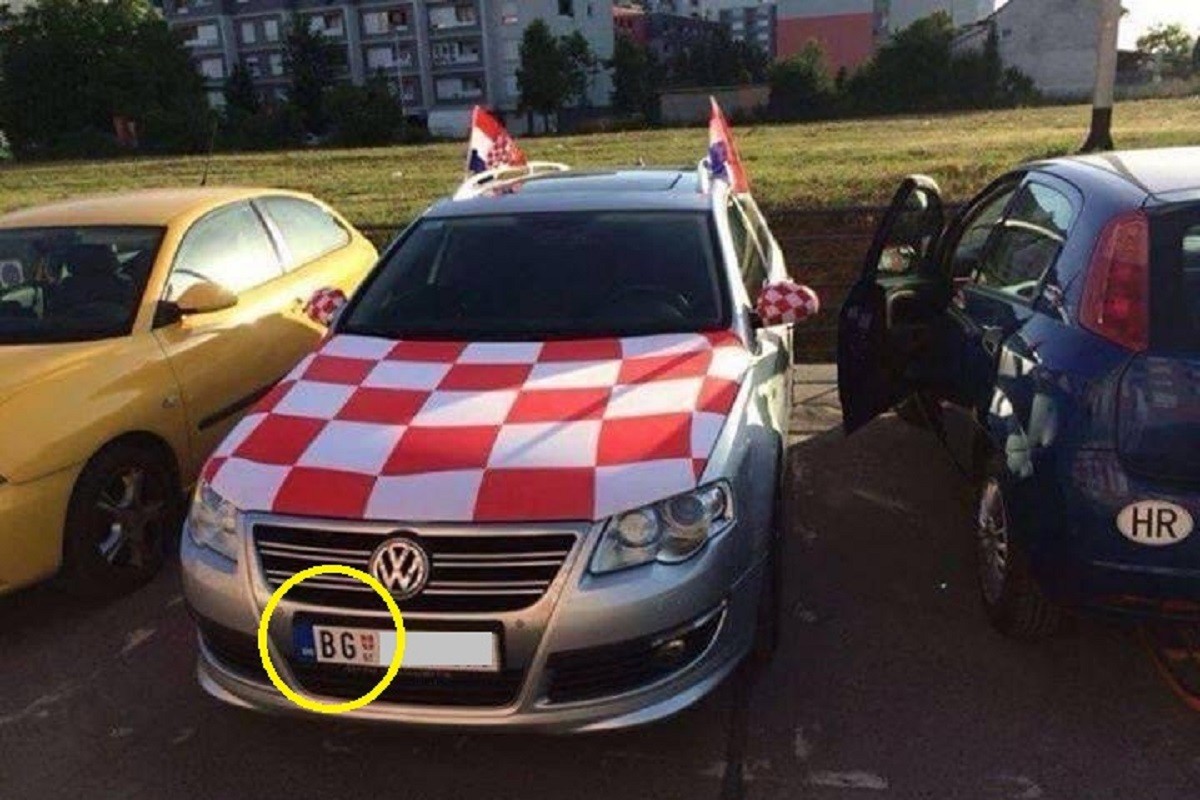 Auto beogradskih tablica okićen šahovnicom (FOTO)