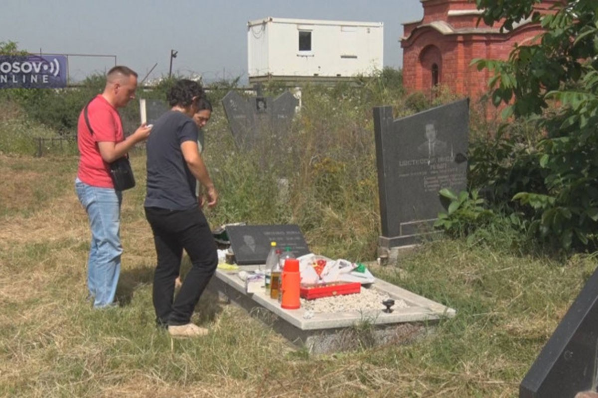 Zadušnice na Kosovu: Spomenici, oštećeni, pobacano smeće (VIDEO)