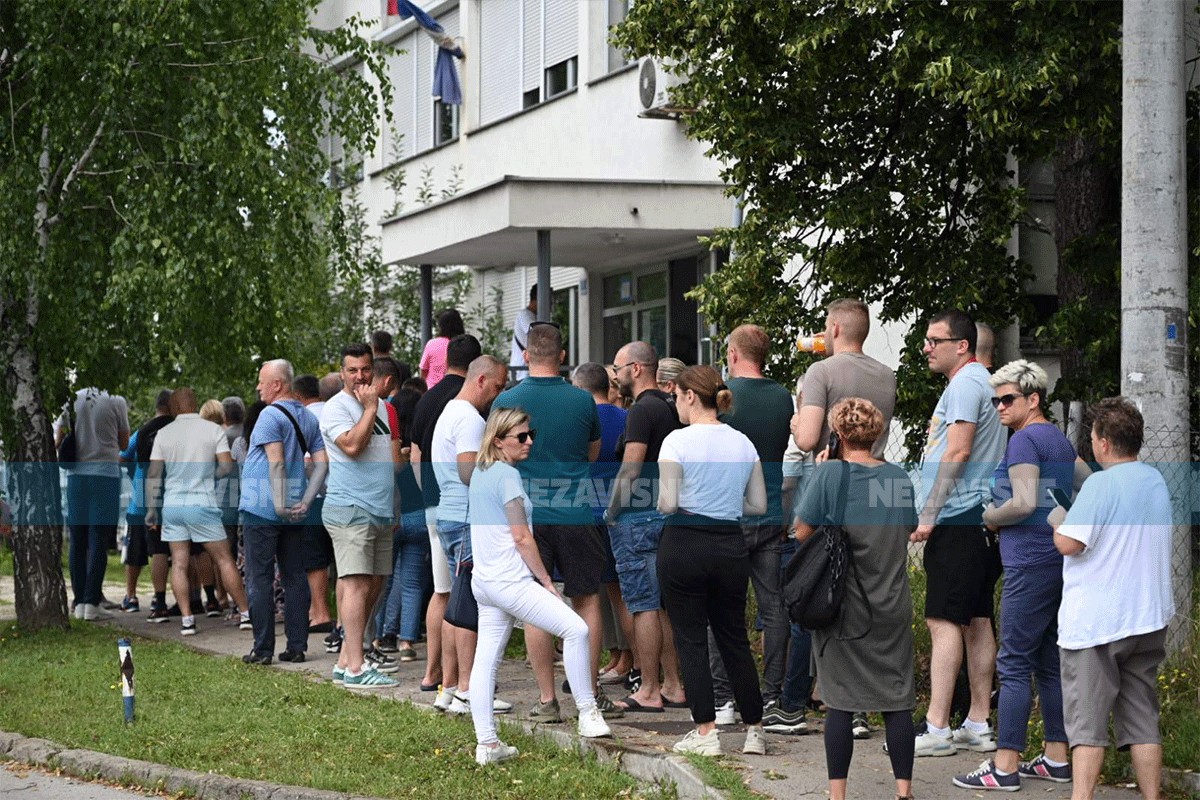 Dugi redovi ispred Policijske stanice Lazarevo u Banjaluci, građani prijavljuju štetu (FOTO, VIDEO)