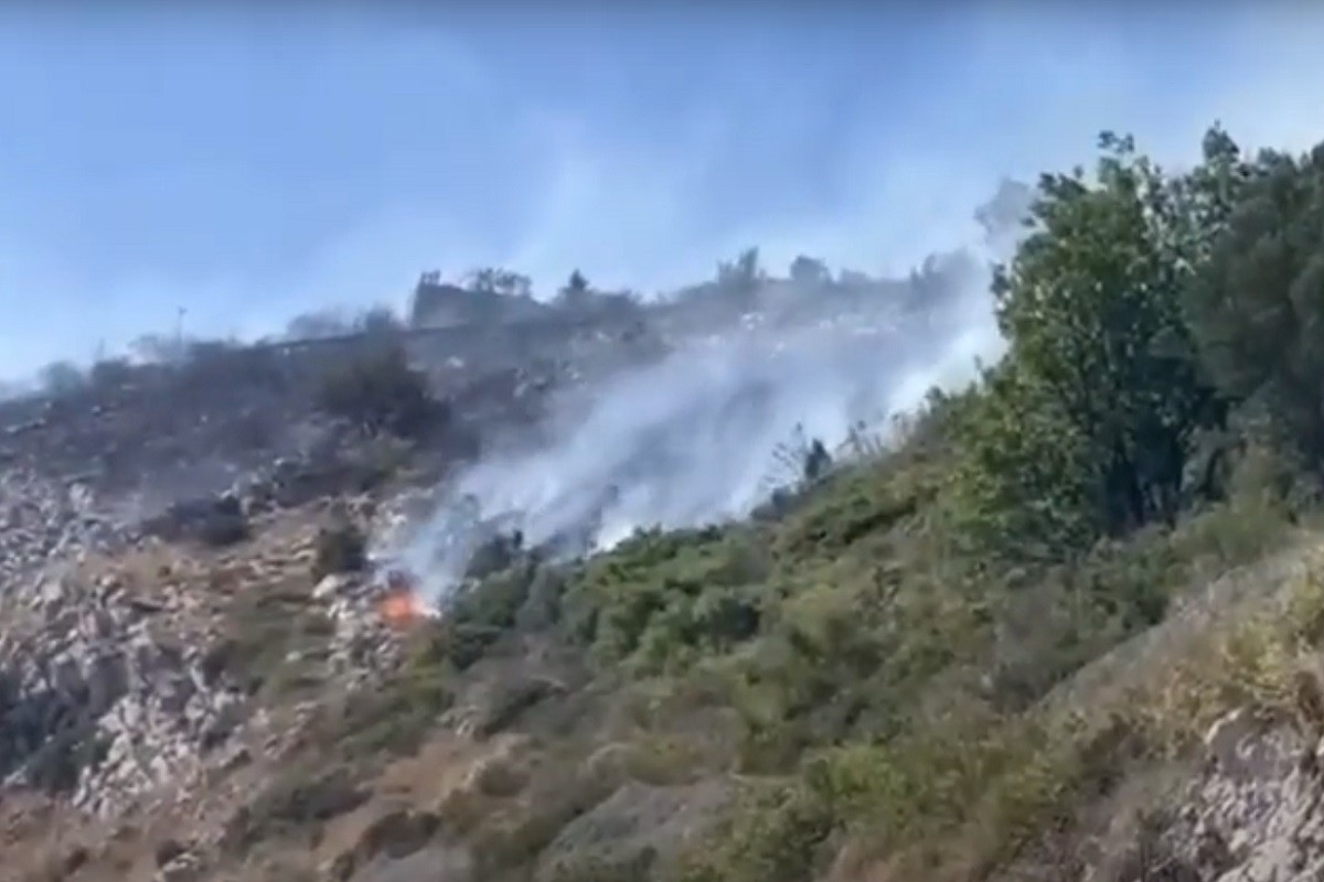 Velik požar iznad Dubrovnika, prekinut saobraćaj magistralom (VIDEO)