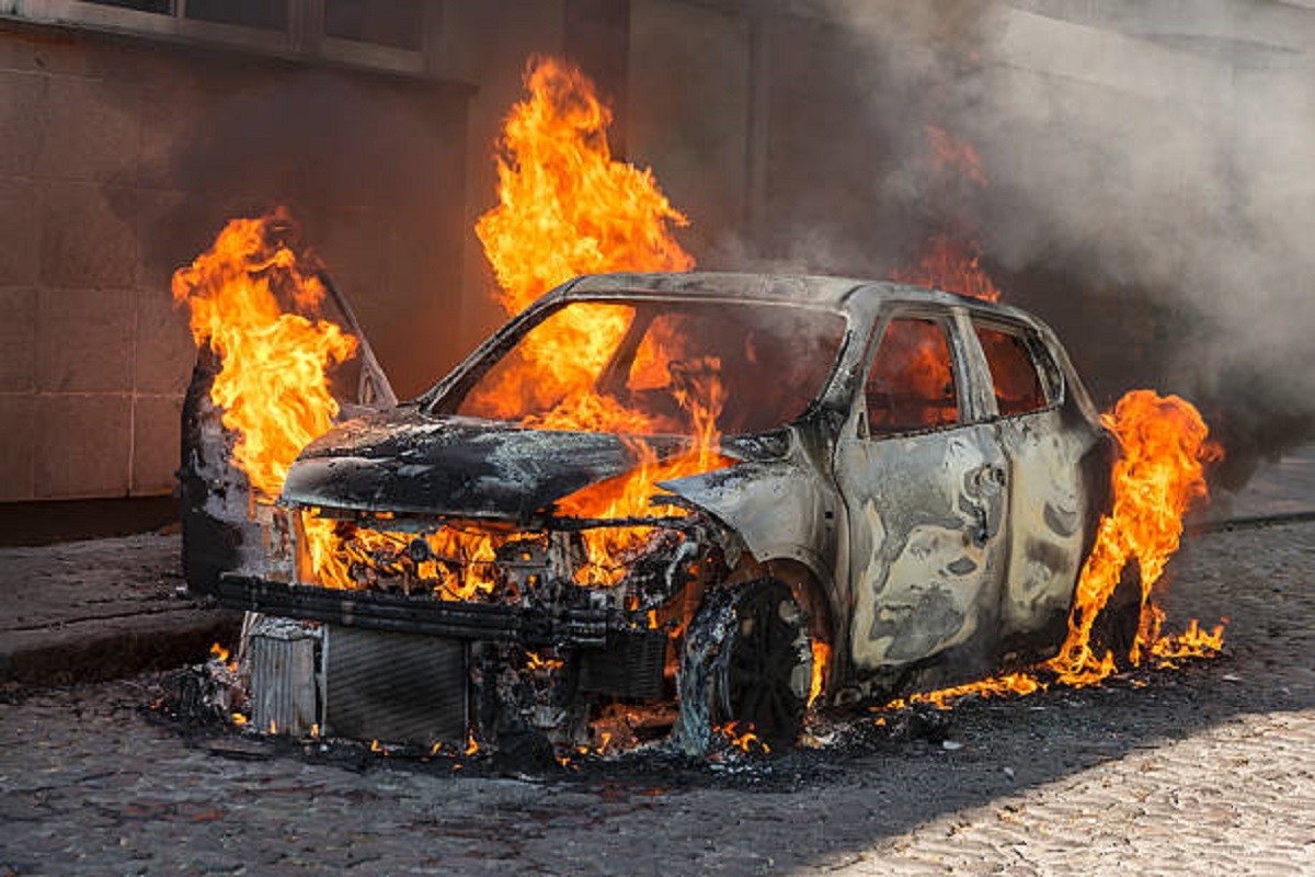 Policajcu u Bileći zapaljen automobil