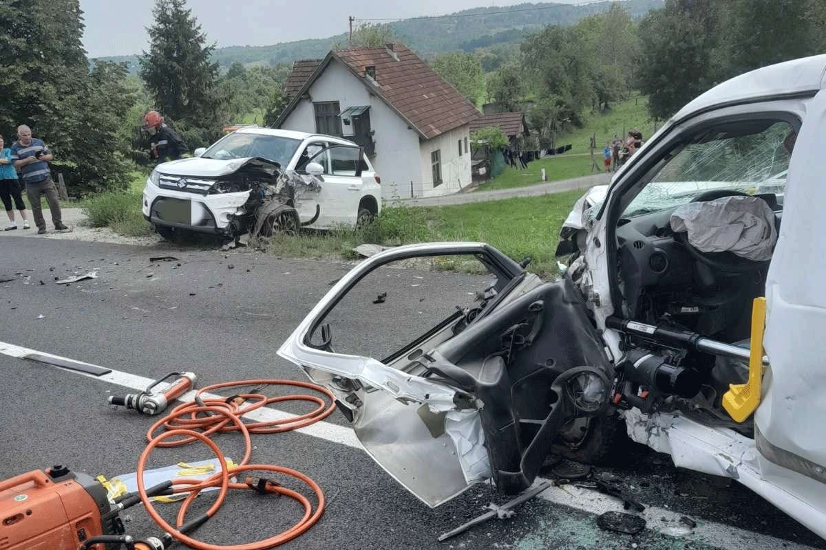 Vozači povrijeđeni u udesu u Potkozarju, prevezeni na UKC RS