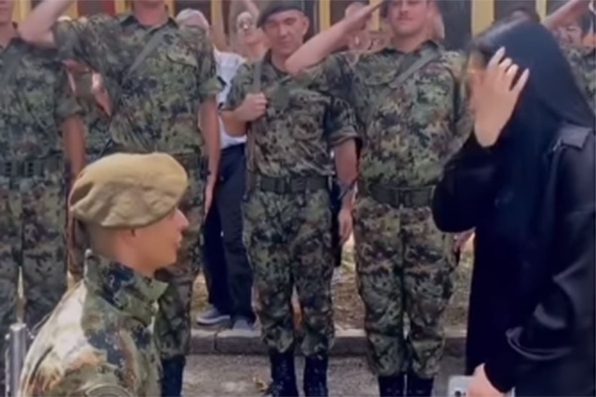 Srpski vojnik položio zakletvu, pa zaprosio djevojku (VIDEO)