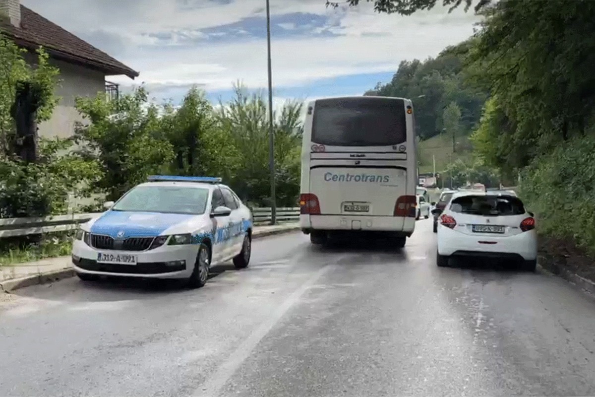 Sudar autobusa i automobila u Istočnom Sarajevu, jedna osoba povrijeđena