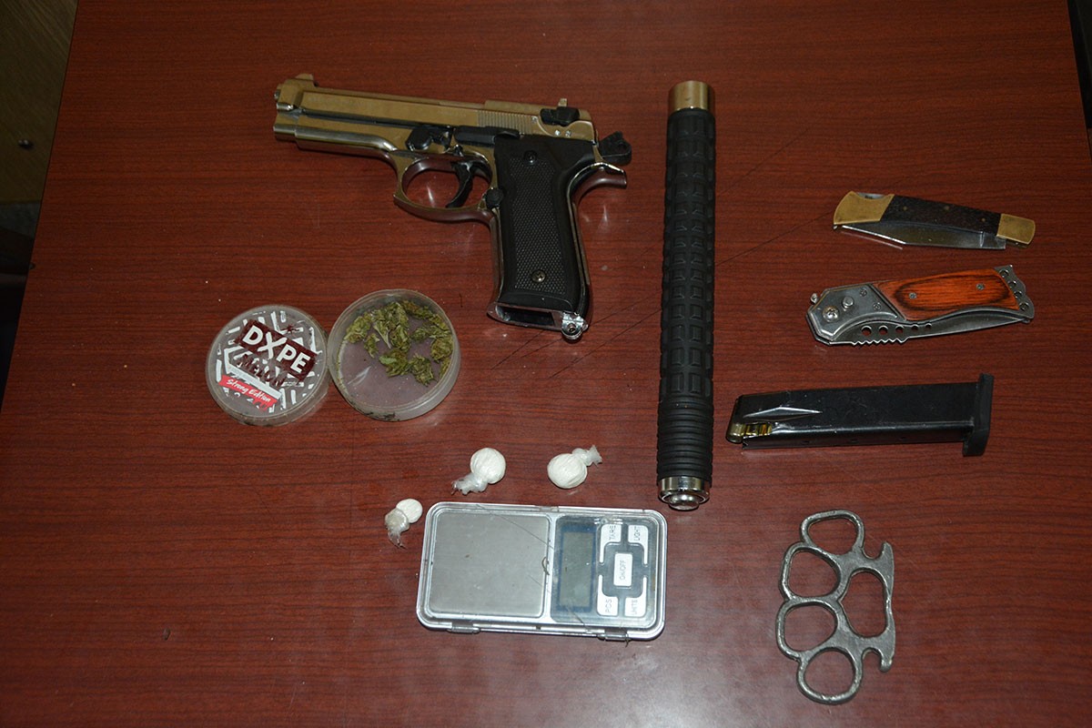 Maloljetnik vozio drogiran: Oduzeta droga, pištolj, palica, noževi i bokser