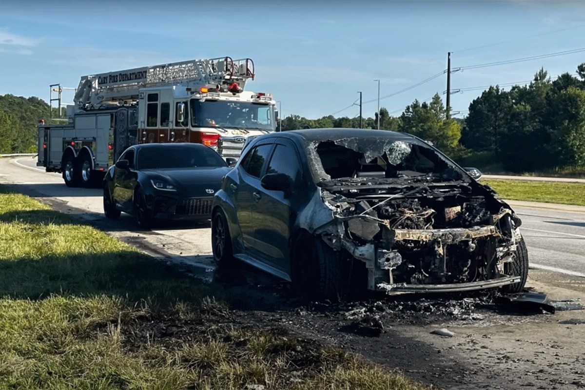 Toyota GR Corolla se zapalila u vožnji, sve snimila kamera u autu (VIDEO)