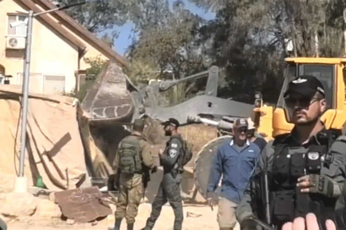 Izraelci bagerima ušli u selo i Palestincima porušili kuće (VIDEO)