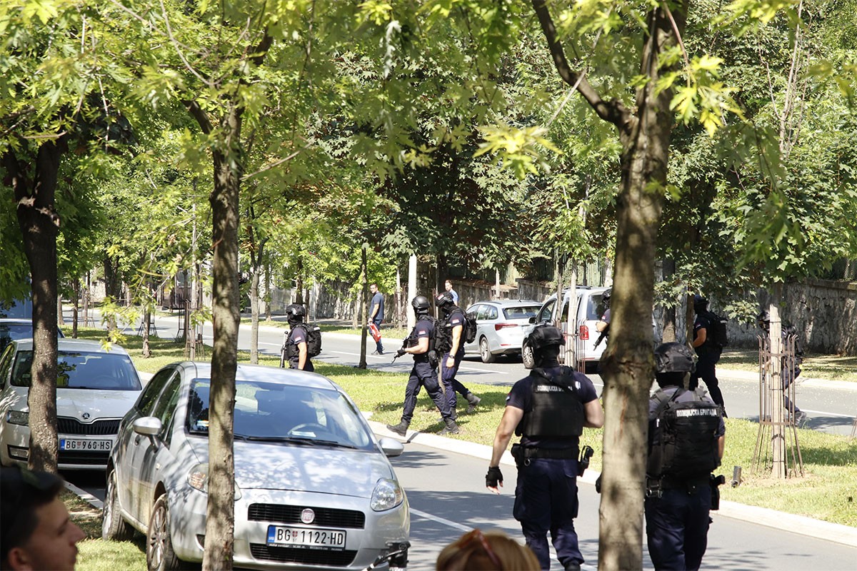 Policija pregleda kuće kod mjesta napada u Beogradu: Skidaju kamere, ispituju svjedoke
