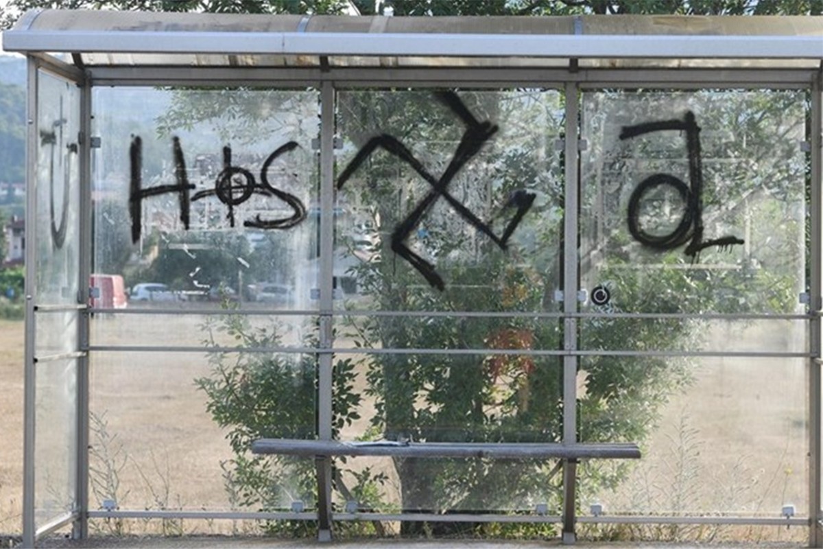 Ustaški simboli na autobuskoj stanici kod Šibenika