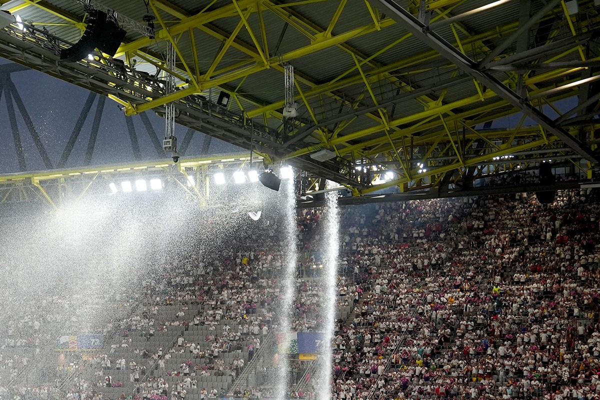 Maskirani mladić se popeo na krov stadiona tokom meča na Euru