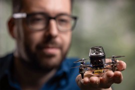Dron, težak samo 56 grama, dobio AI oči