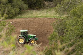 Grupa robota na poljima Kanzasa plijeve njive, mogu li oni ukinuti potrebu za pesticidima