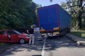 Udes u banjalučkom naselju: Put neprohodan zbog sudara auta i kamiona