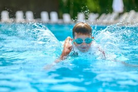 Da li je bezbjedno nositi sočiva tokom plivanja?