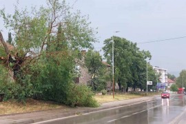 Nevrijeme u Bileći: Vjetar obarao stabla i nosio cigle sa krovova