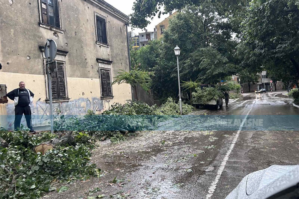 Nevrijeme opustošilo Trebinje: Olujni vjetar lomio drveće i dizao crijep (FOTO, VIDEO)