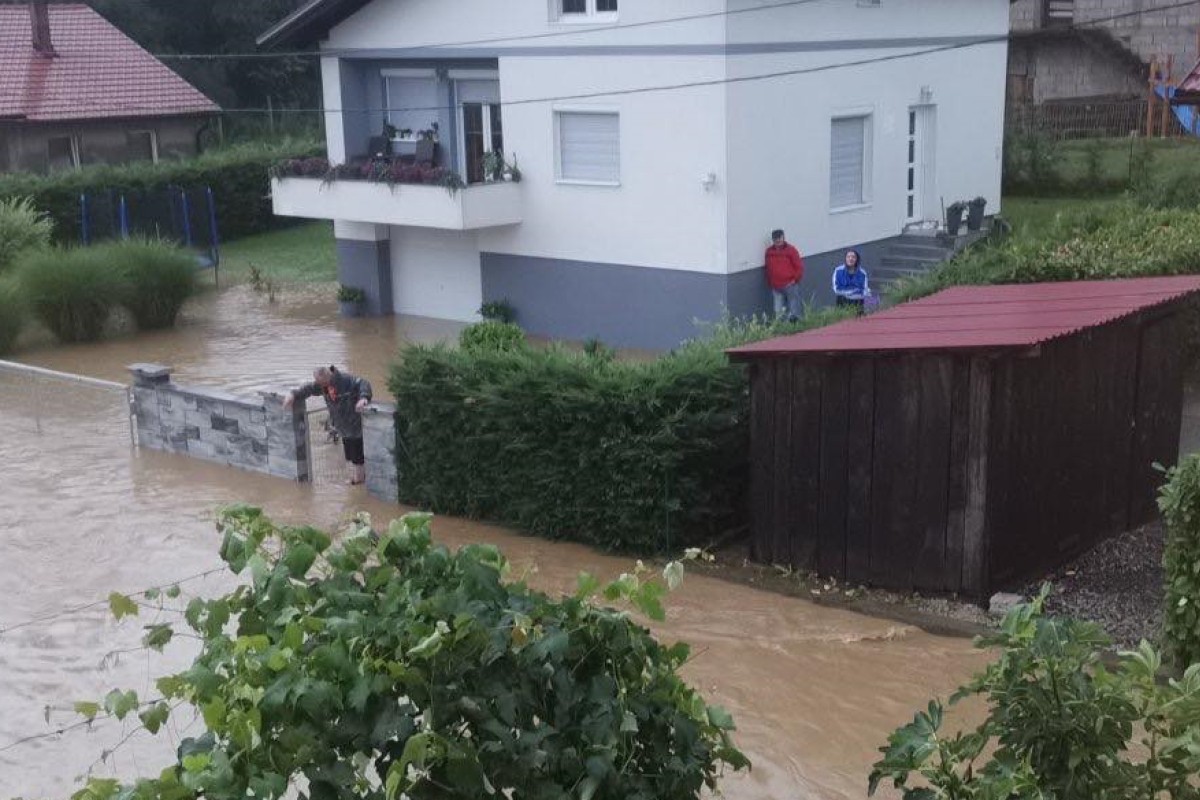 Poplavljene kuće, garaže i dvorišta u banjalučkom naselju (VIDEO)