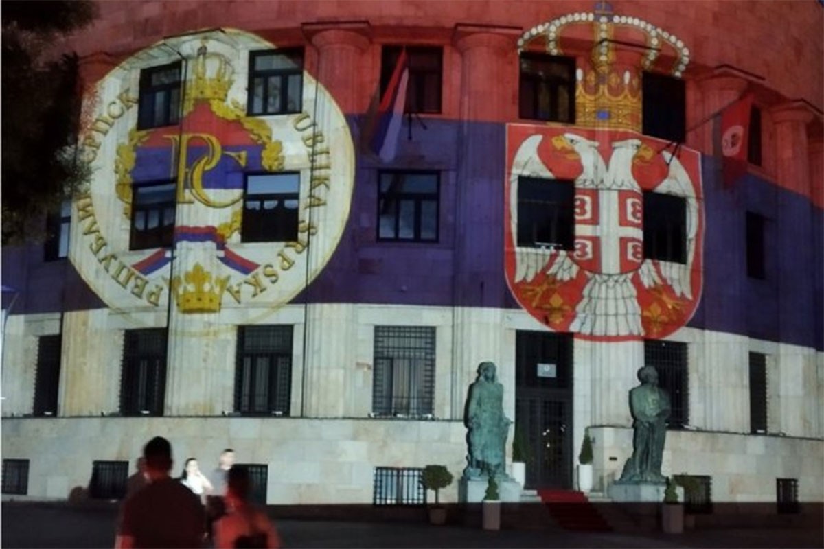Palata Republike i Narodna skupština u bojama zastava Srpske i Srbije