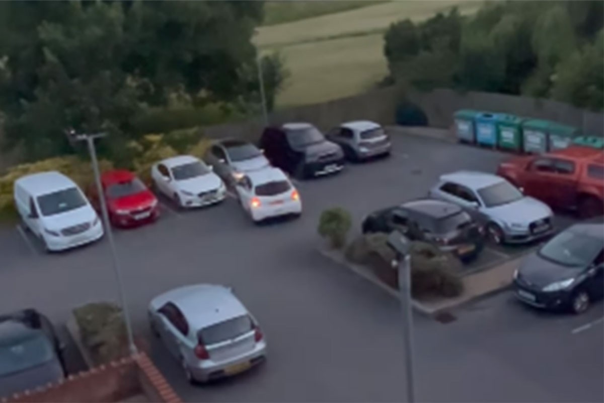 Ovaj baš ne zna da se isparkira: Pogledajte fijasko jednog vozača (VIDEO)
