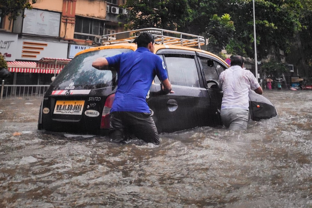 Evo kako da se spasite kada autom uđete u poplavljenu ulicu