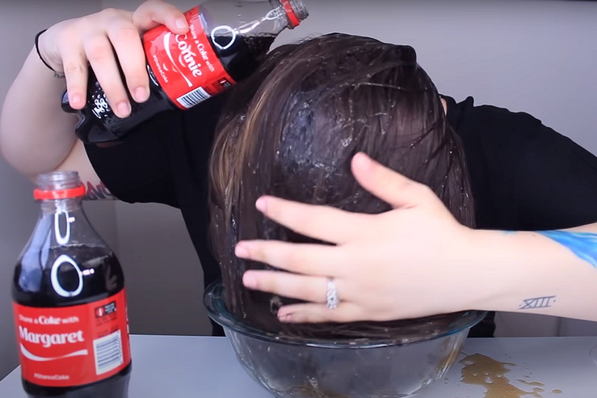 Operite kosu Coca-Colom? Rezultat bi vas mogao iznenaditi (VIDEO)