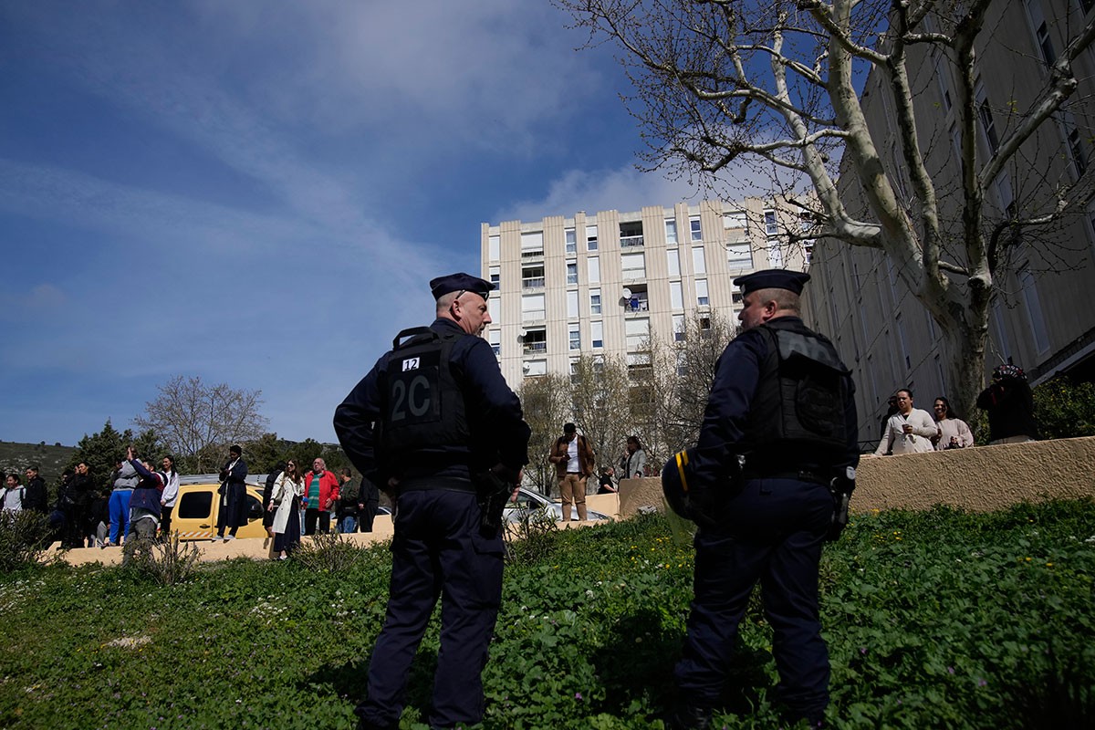 Francuska na dan izbora raspoređuje 30.000 policajaca