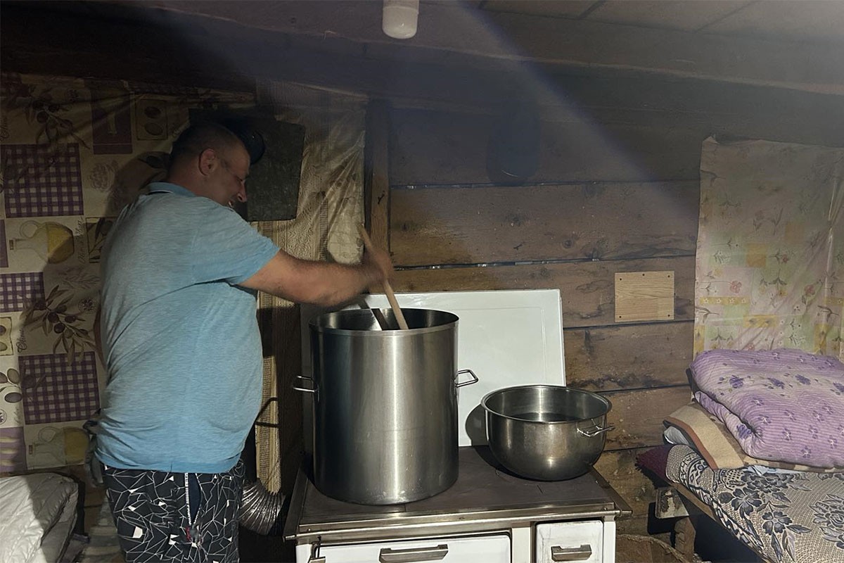 Na hercegovačkom Tibetu pravi sir u mješini (FOTO)