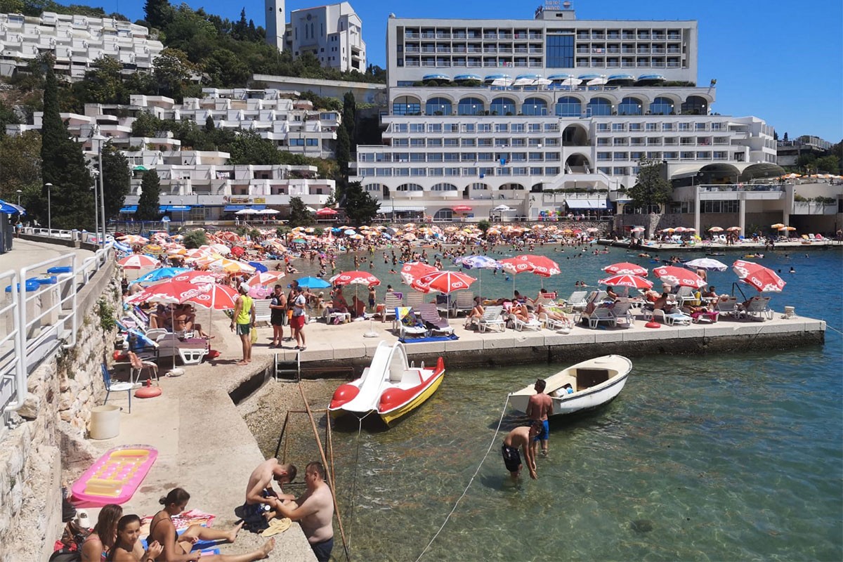 Turisti osvojili Neum uprkos višim cijenama, evo za koliko je skuplje