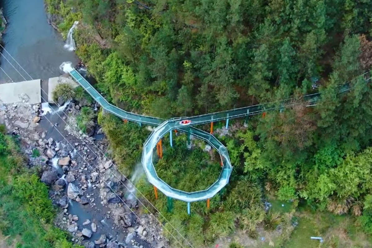 Najduži stakleni most na svijetu nalazi se u Kini (VIDEO)