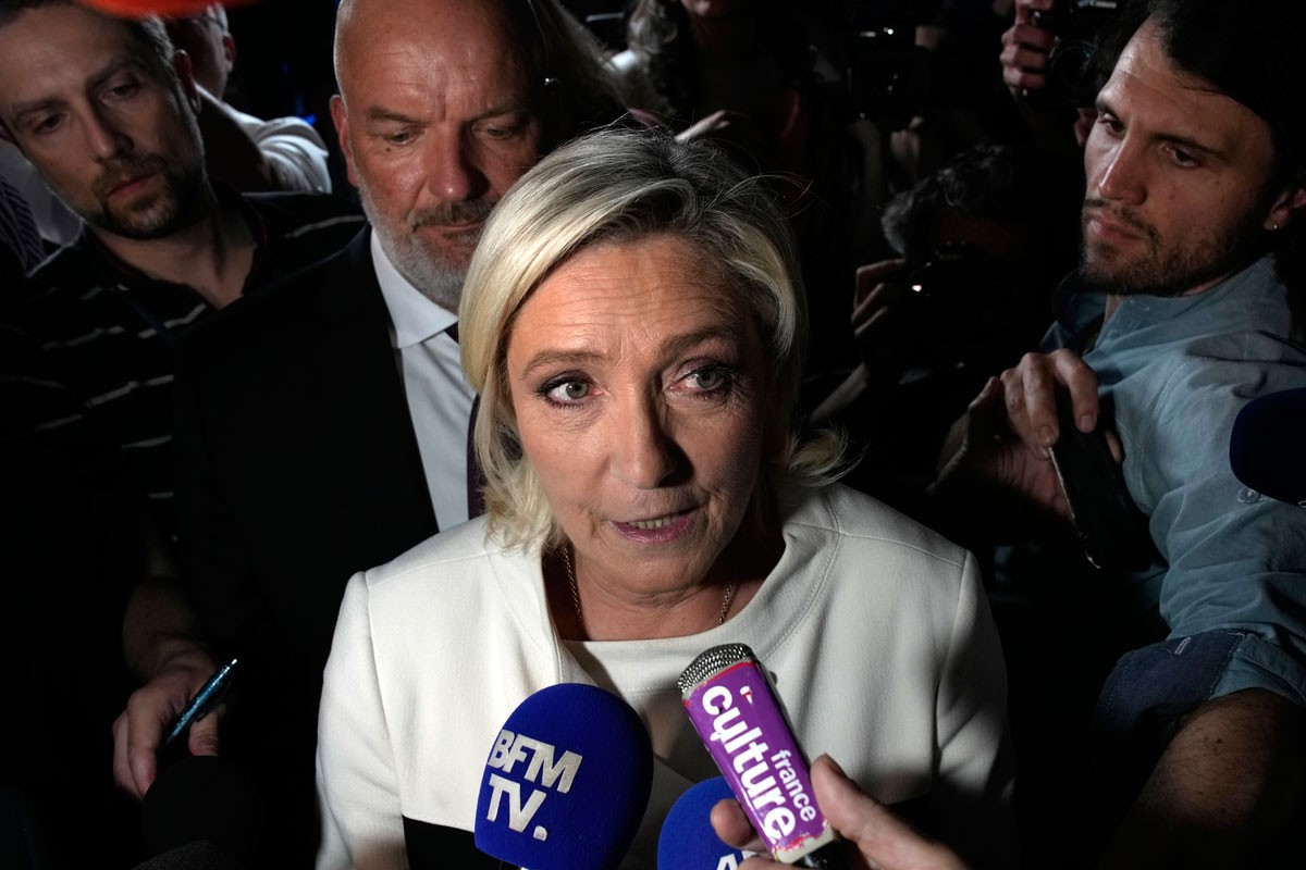 Le Pen: Makronova situacija neodrživa