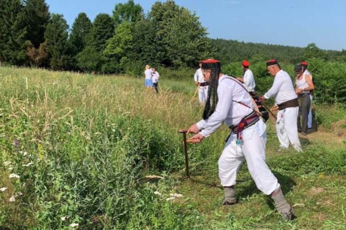 Grmečka kosidba na Stanića brdu okupila staro i mlado