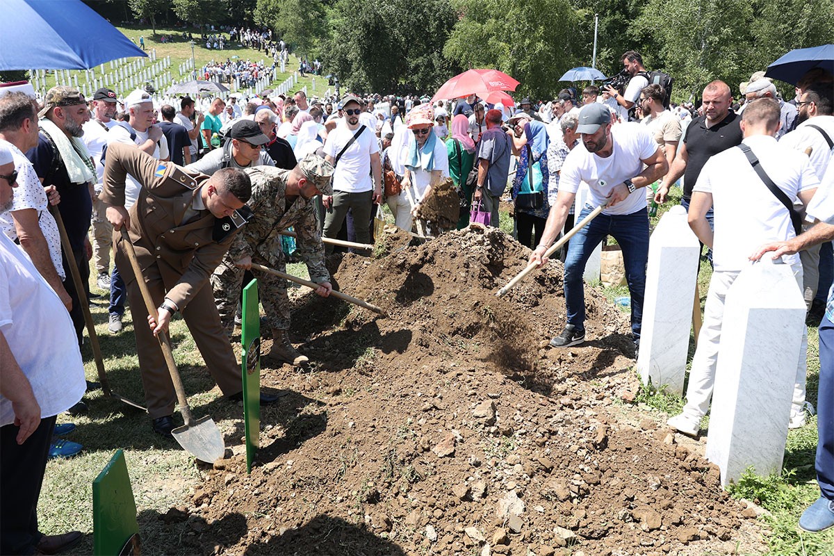 Sahranjeno 14 žrtava u Srebrenici