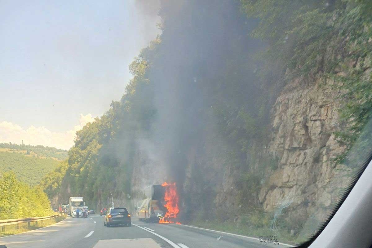 Drama na putu Banjaluka - Mrkonjić Grad, gori autobus