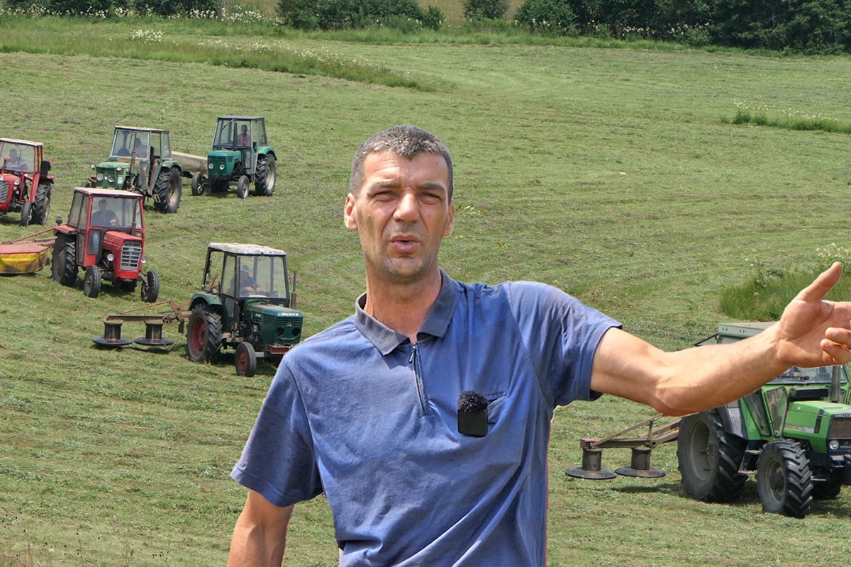 Složne komšije: Šest traktora iz šest kuća kosi jednu livadu (VIDEO)