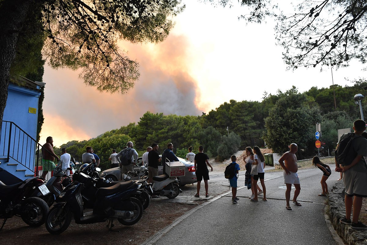 Evakuisani turisti u Hrvatskoj: "Neki su krenuli kući, ne znamo gdje ćemo noćiti"