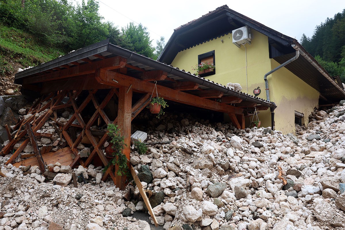 Odron zatrpao kuće u Sloveniji (FOTO)