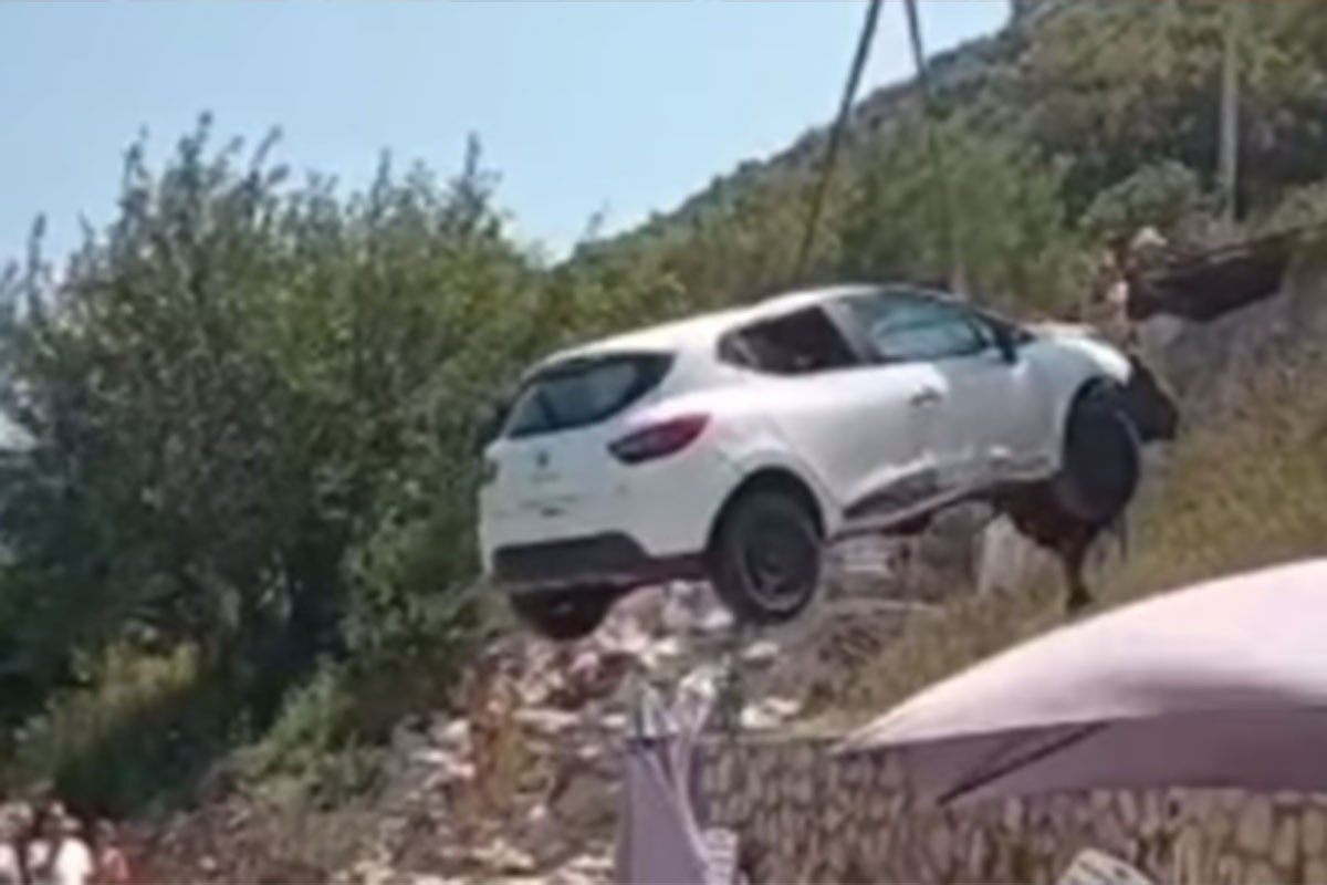 Automobil se survao na plažu punu kupača u Crnoj Gori (VIDEO)