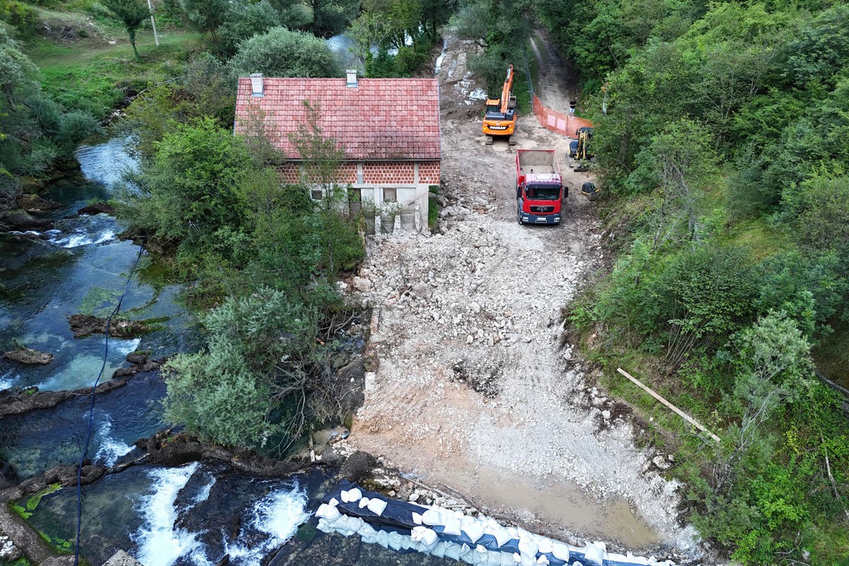 Novi protest na izvoru Une: Hitno zaustaviti devastaciju rijeke