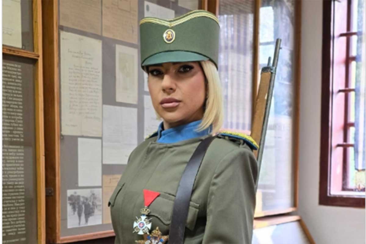 Jovana Jeremić u uniformi vojvode Živojina Mišića (VIDEO)