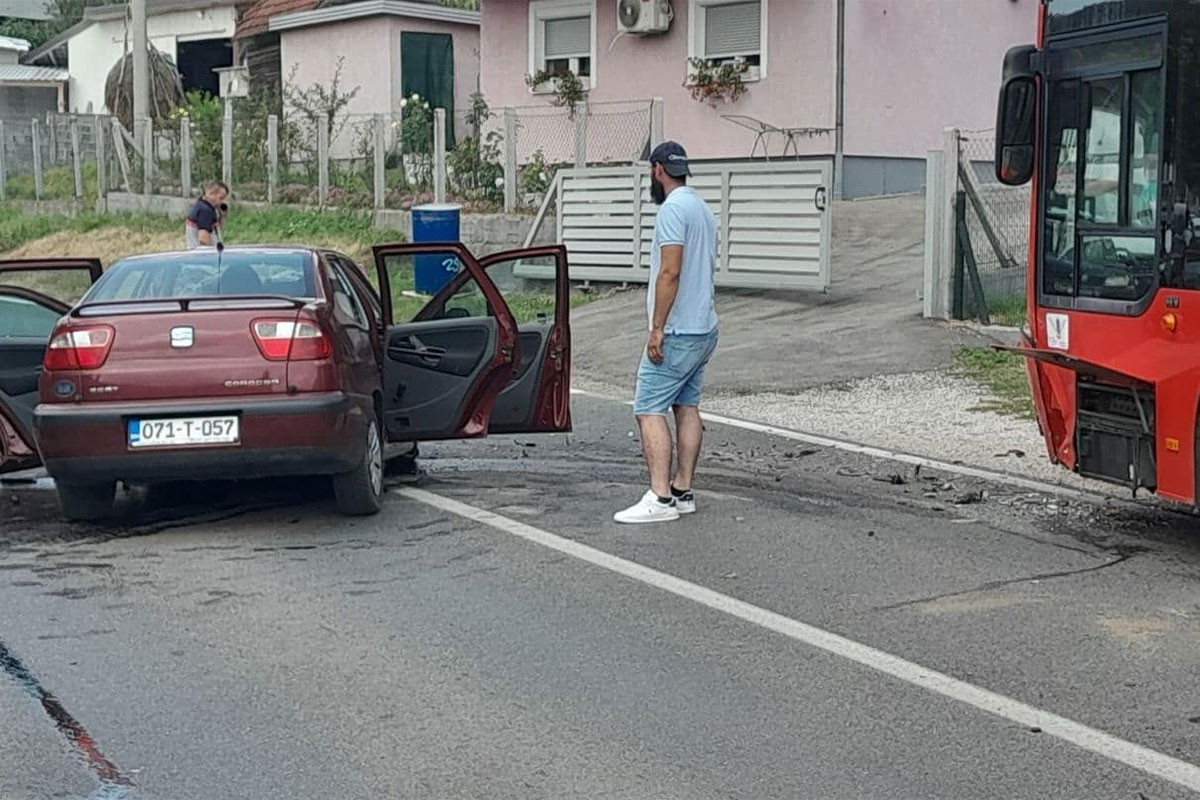 U sudaru auta i autobusa jedna osoba poginula