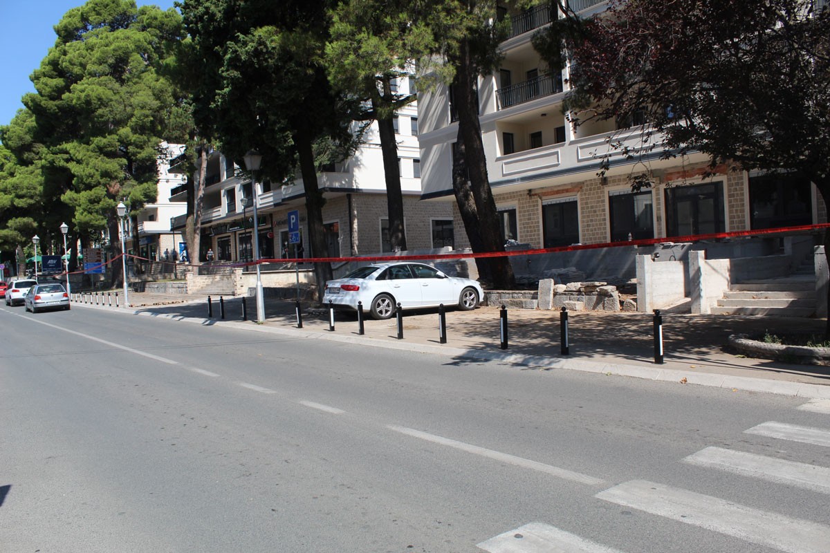 Parking-barijere na trotoaru glavne ulice