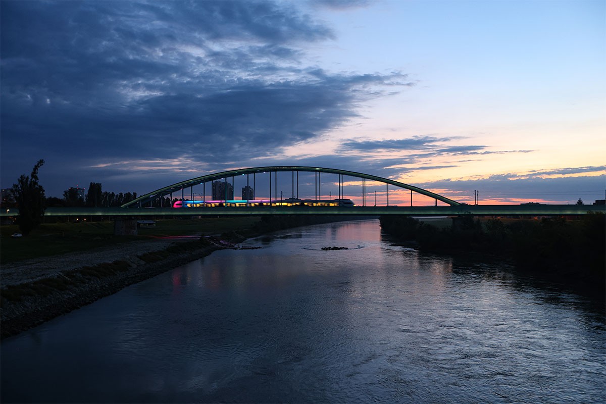 Žena pala u Savu, prolaznik skočio da pomogne, pa ih oboje spasavali