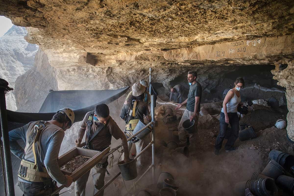 U Pećini lobanja otkrivena crvena tkanina (FOTO)