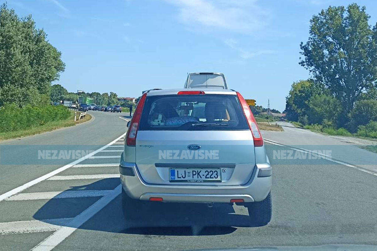 Višesatne gužve na granici sa BiH (FOTO)